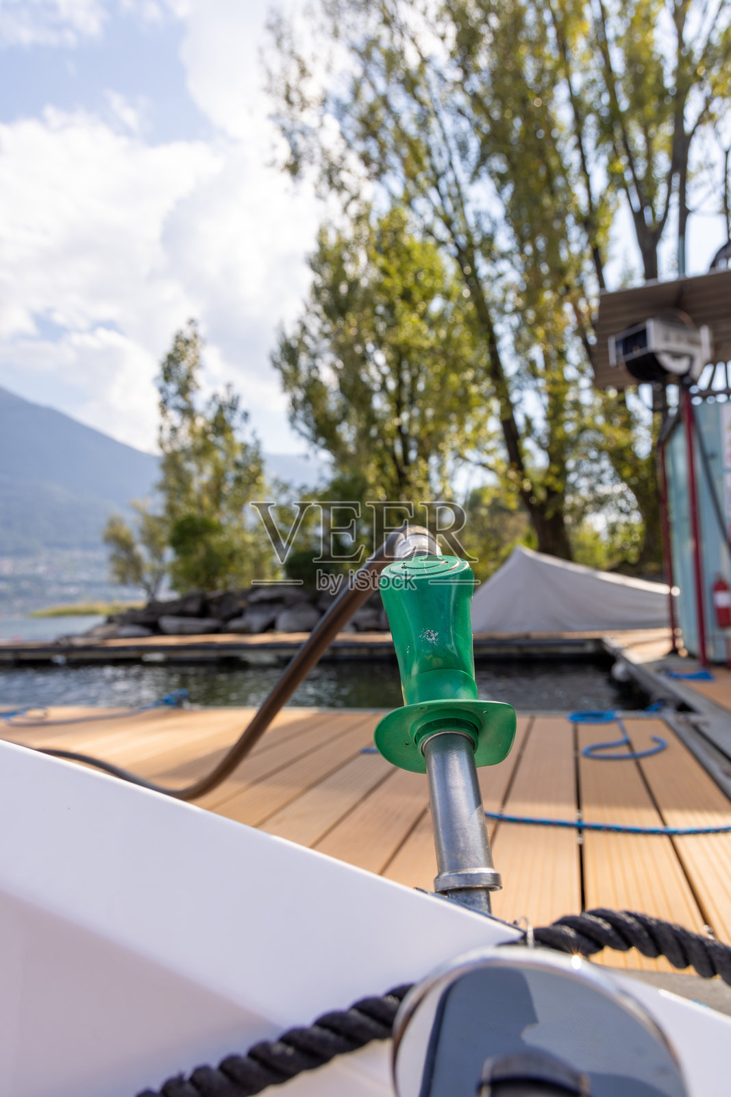 停靠在湖边加油站的船只照片摄影图片