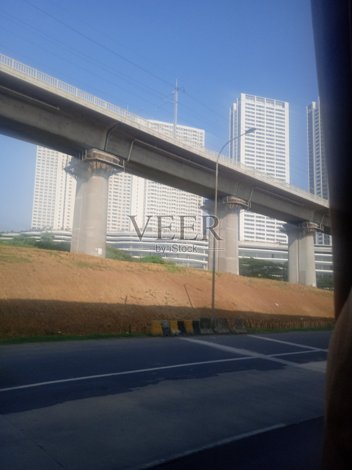 雅加达周围的高层建筑和高速公路照片摄影图片