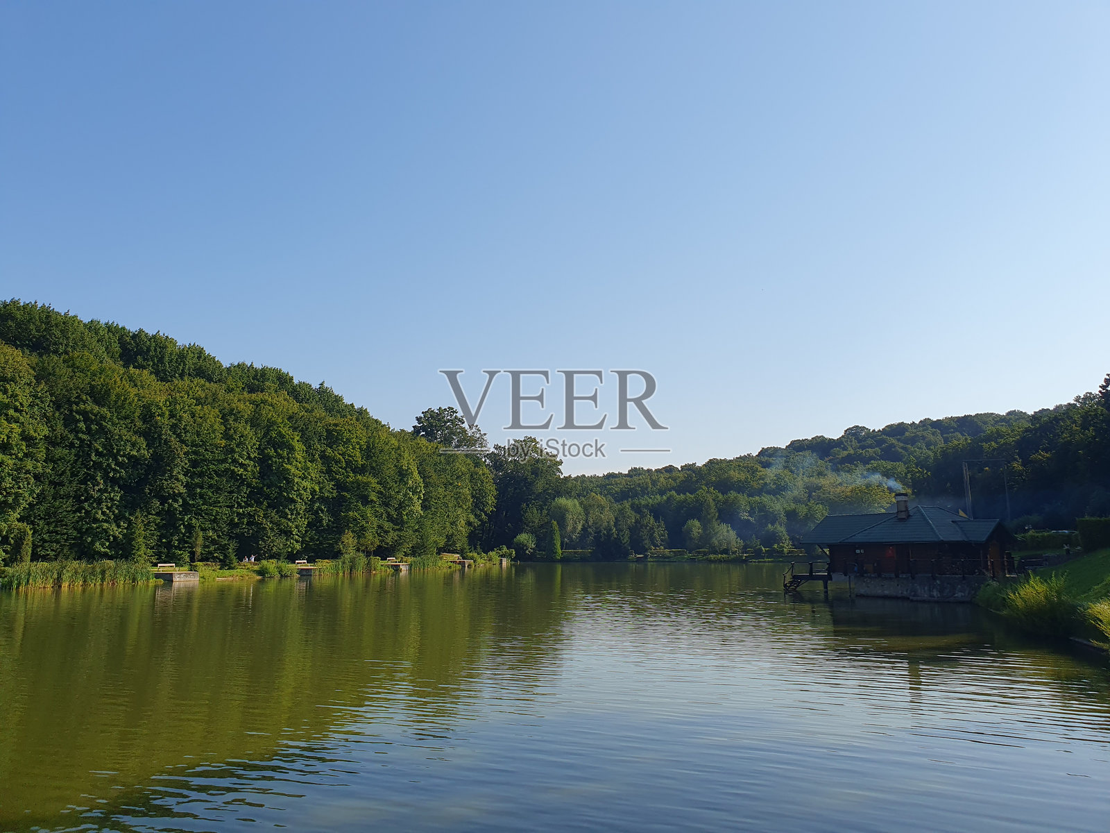 夏季风景，湖边绿树成荫，蓝天，自然景观照片摄影图片