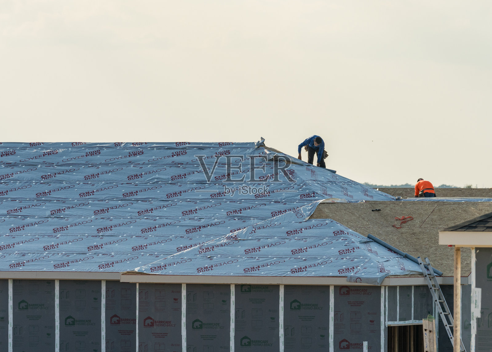 在德克萨斯州新建单户住宅的屋顶上添加防水衬垫照片摄影图片