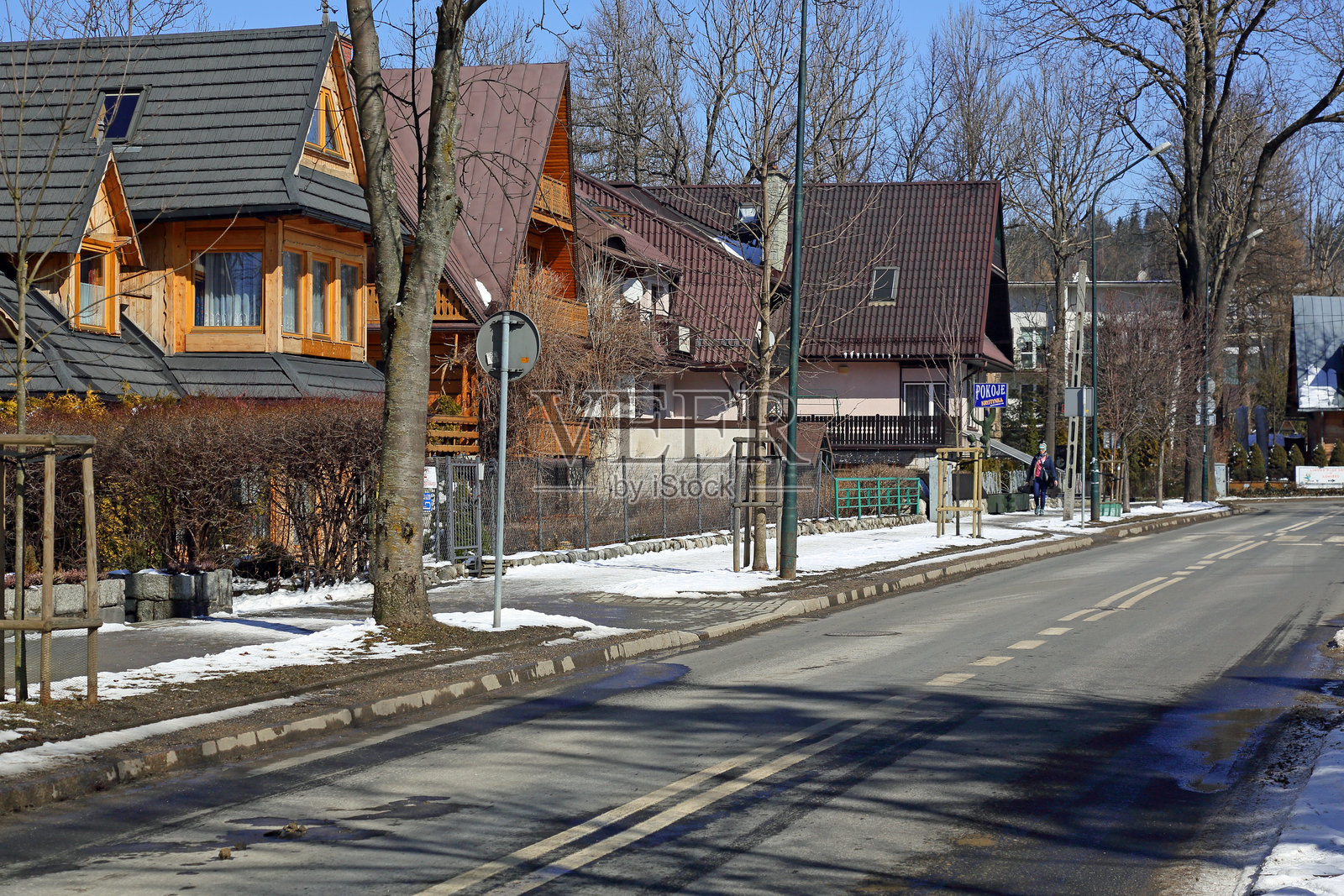 没有交通的城市街道，波兰扎科帕内市照片摄影图片