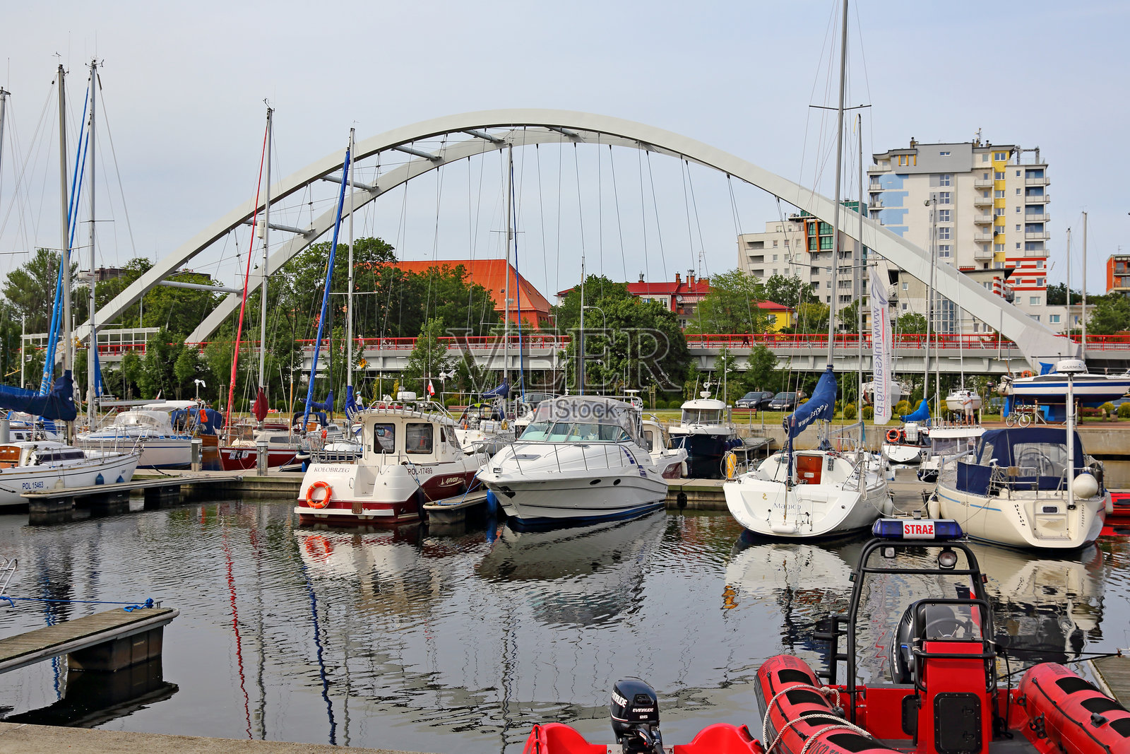 现代桥梁主宰着波兰科沃布热格的码头。照片摄影图片