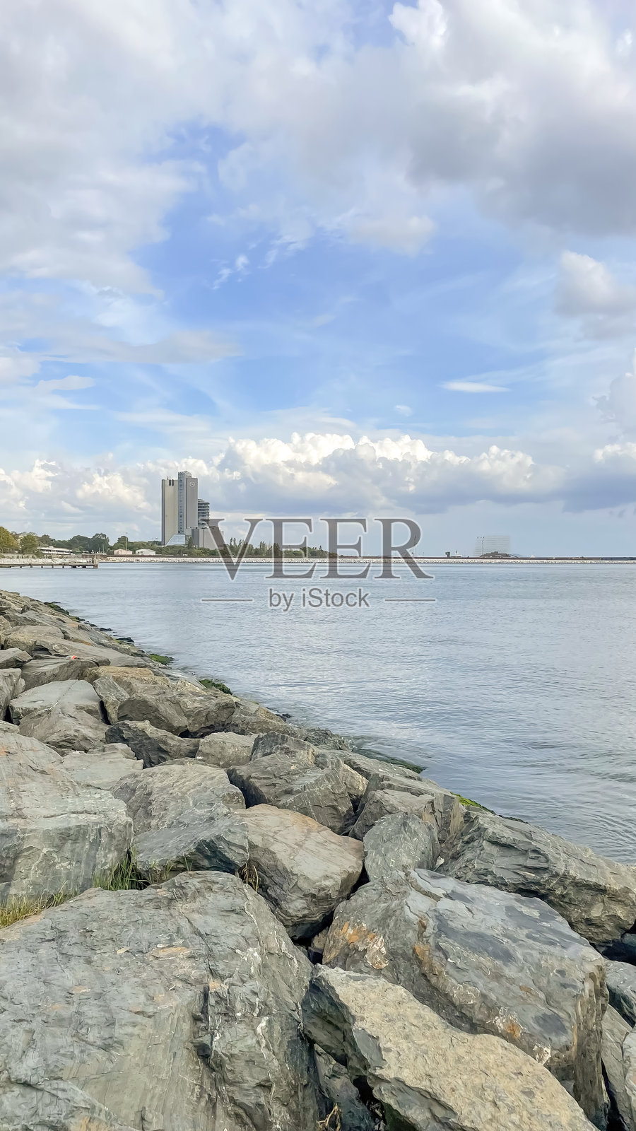 现代生活在马尔马拉海岸。阿塔科伊海滩和喜来登酒店。照片摄影图片