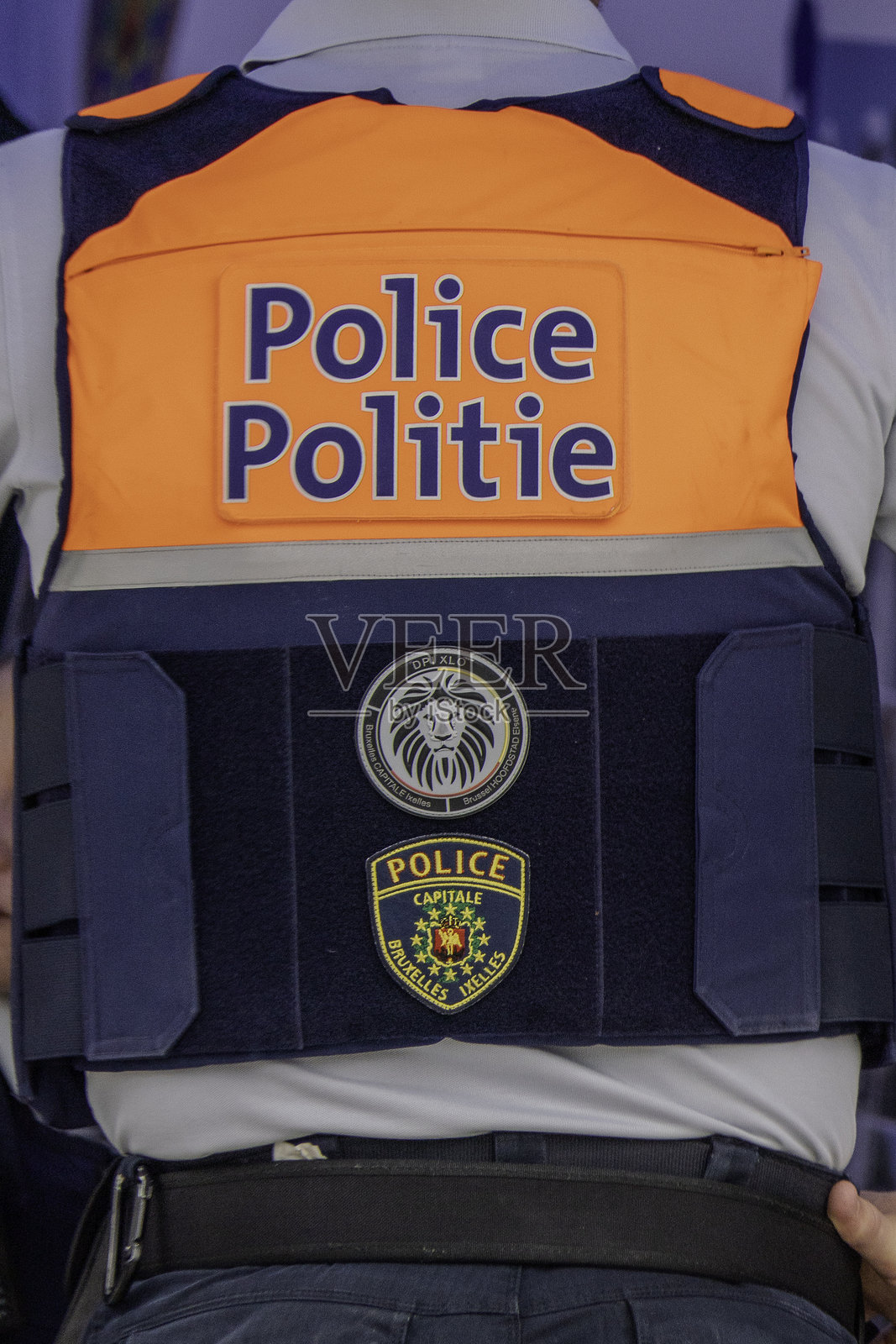 比利时布鲁塞尔警察（伊克塞尔区），防弹背心背面照片摄影图片
