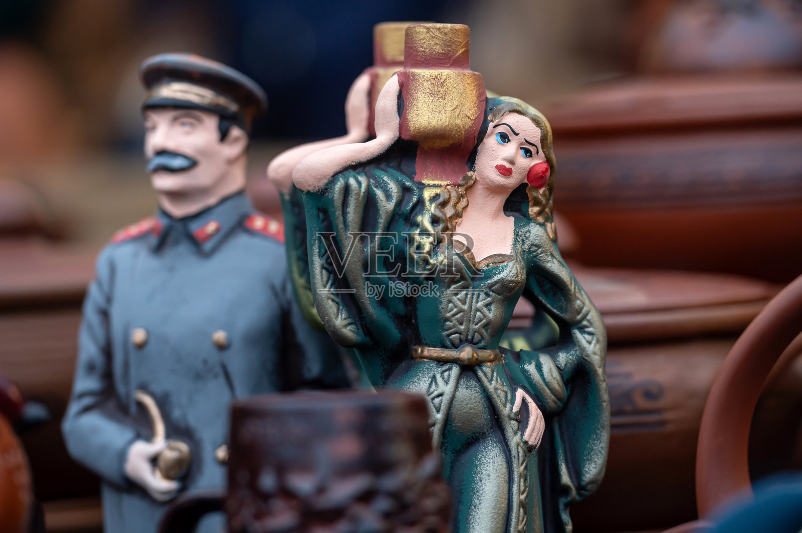 路边出售的格鲁吉亚传统手工雕像和各种陶器照片摄影图片