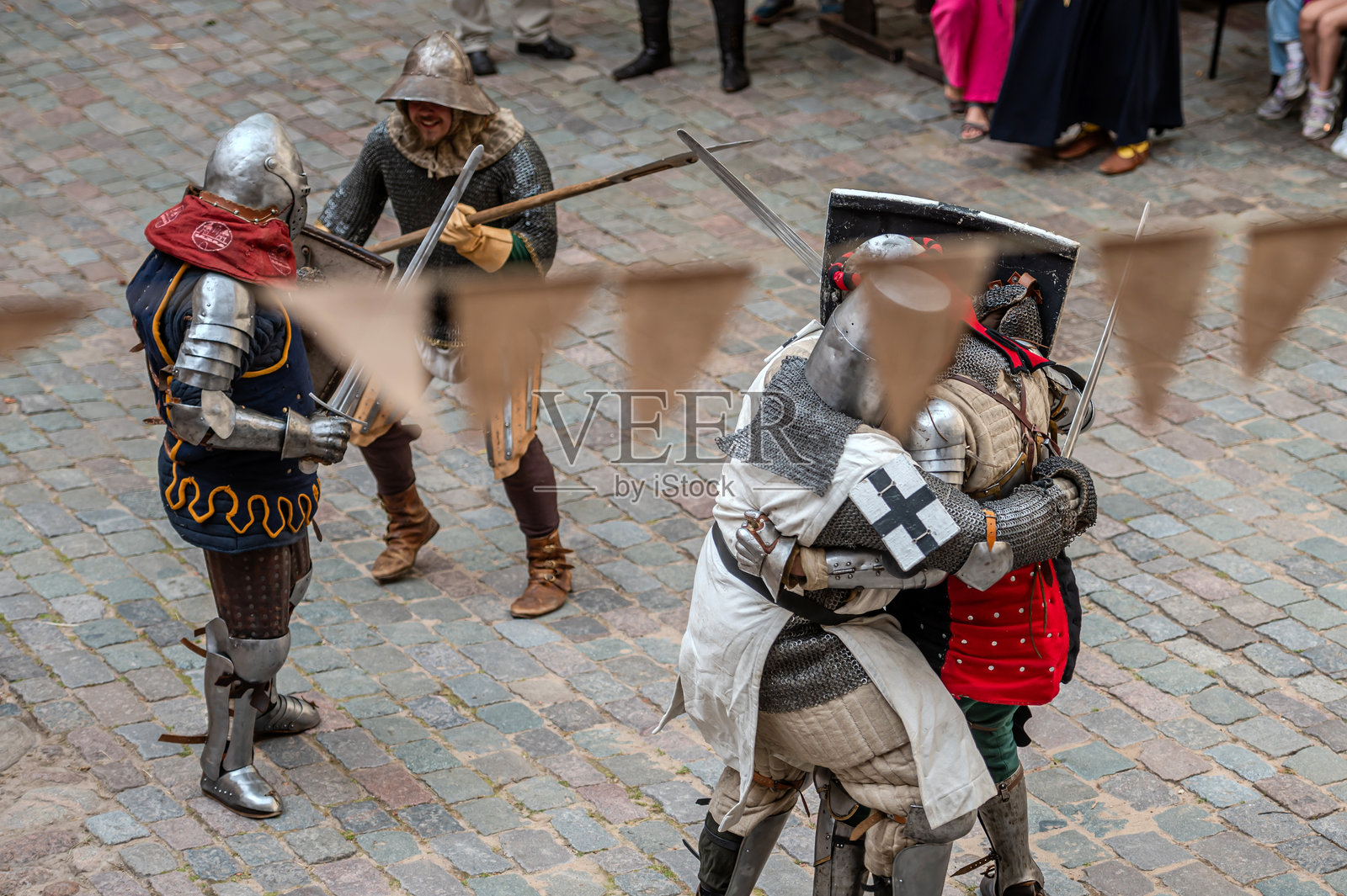 中世纪节日中的骑士剑术格斗照片摄影图片