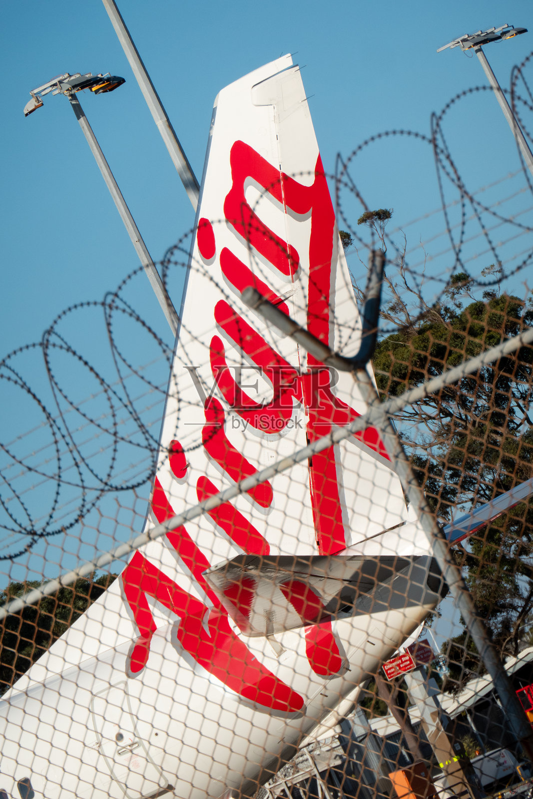 倾斜的B737飞机照片摄影图片