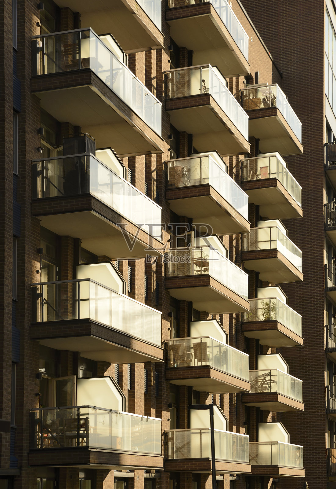 公寓住宅楼的阳台照片摄影图片