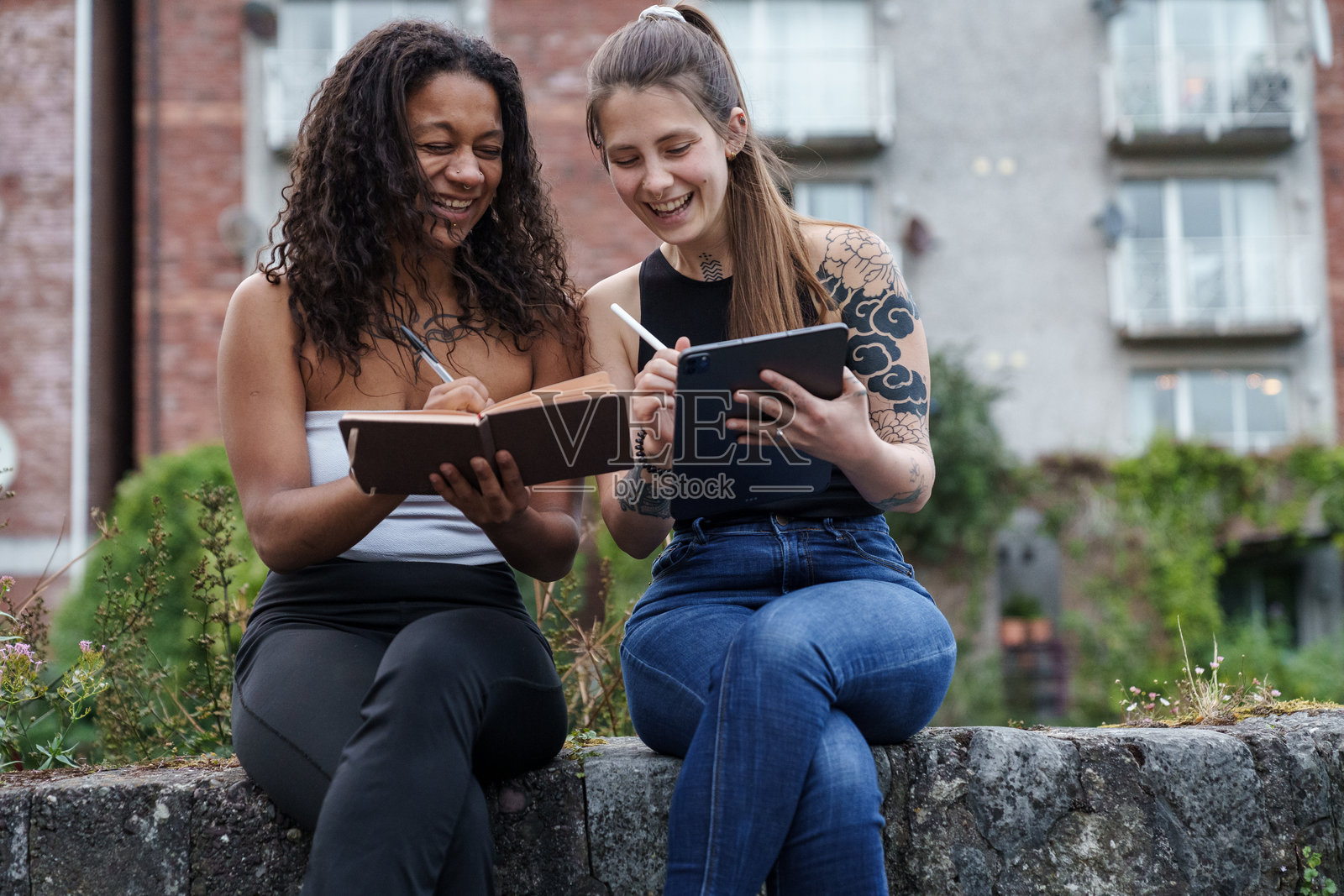 两个女人在画画，玩得很开心。照片摄影图片
