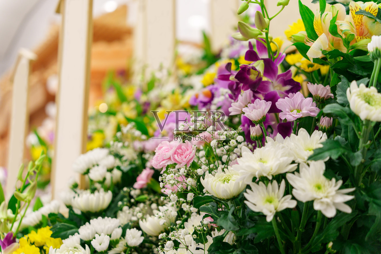 新鲜花卉装饰。祭坛花卉照片摄影图片
