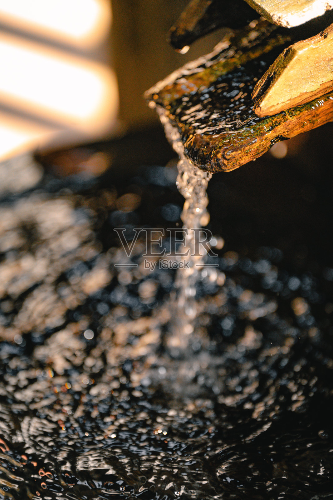 从木嘴流出的水照片摄影图片