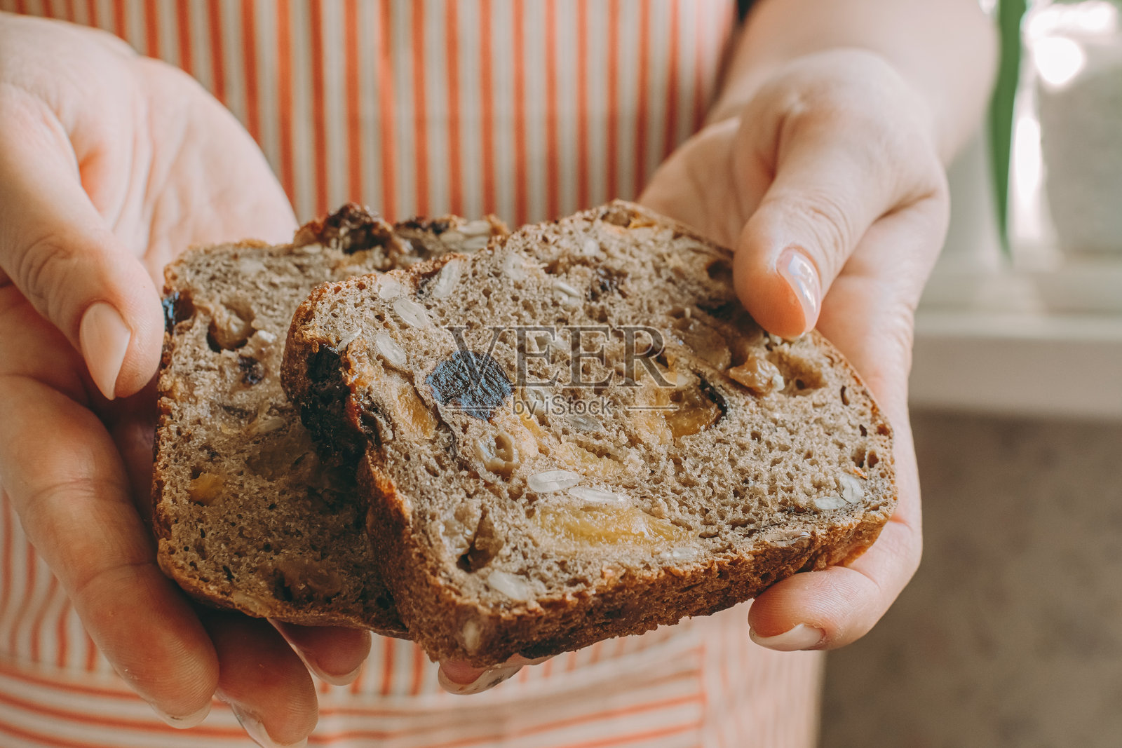 女子手捧健康素食面包照片摄影图片