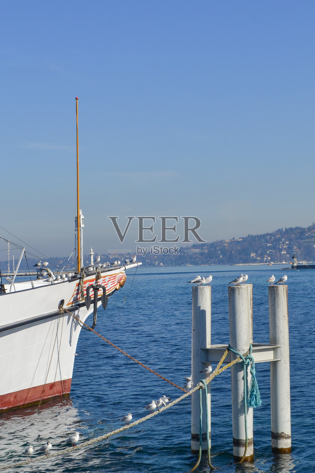 宁静的船只停靠在海岸边照片摄影图片