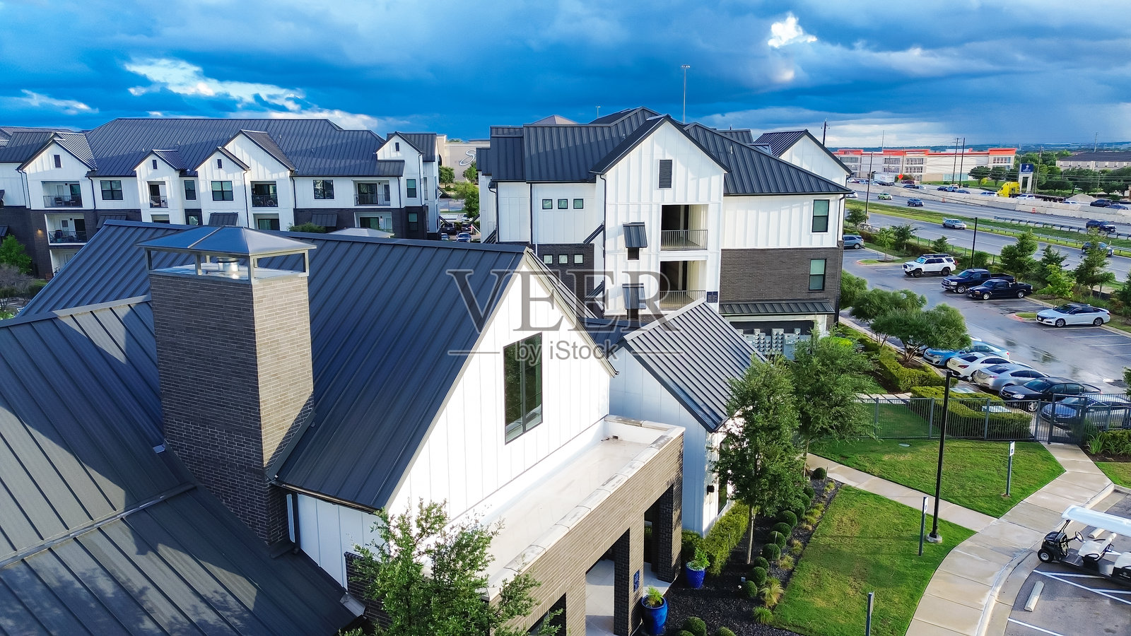 新公寓综合体的金属屋顶特写，位于德克萨斯州奥斯丁市东北部的普弗格维尔附近，快速发展的地区，现代多层建筑租赁社区，住房市场，航拍图照片摄影图片
