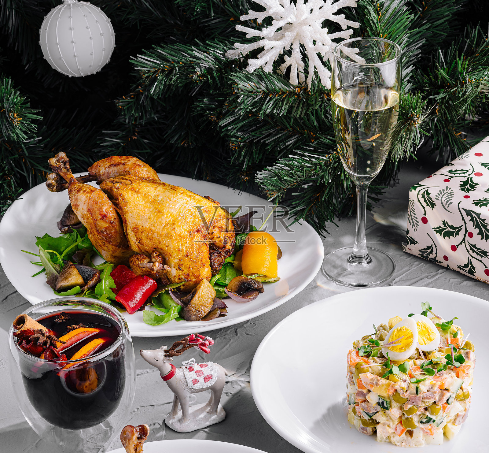 丰盛的圣诞晚餐，配有烤鸡照片摄影图片