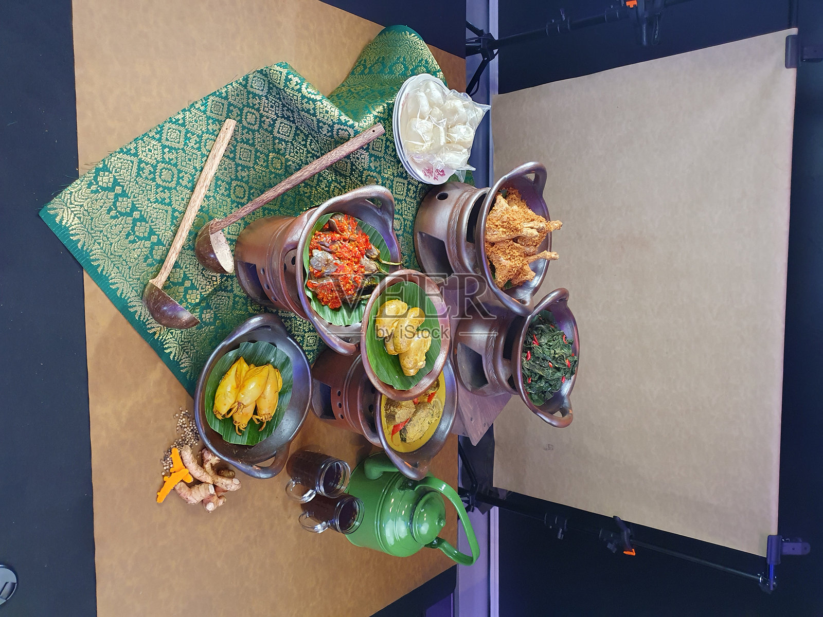 炸鸡、饼干、香辣鱼、蔬菜等印尼美食照片摄影图片