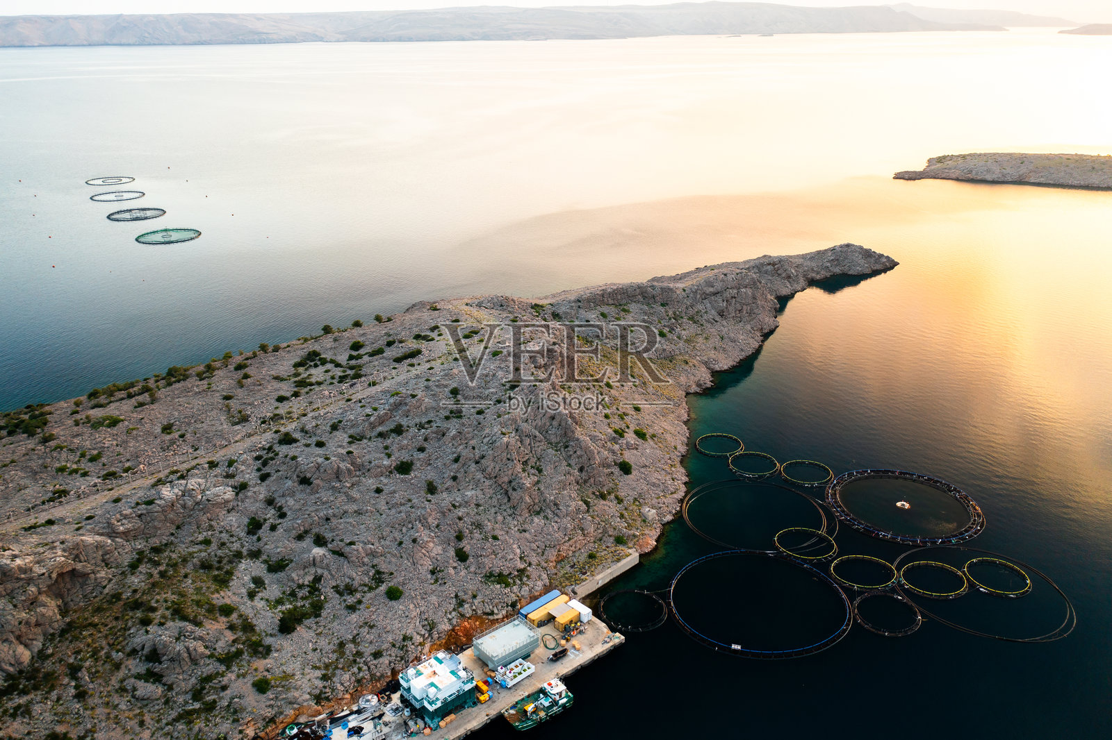 克罗地亚水产养殖高效鱼笼的鸟瞰图照片摄影图片