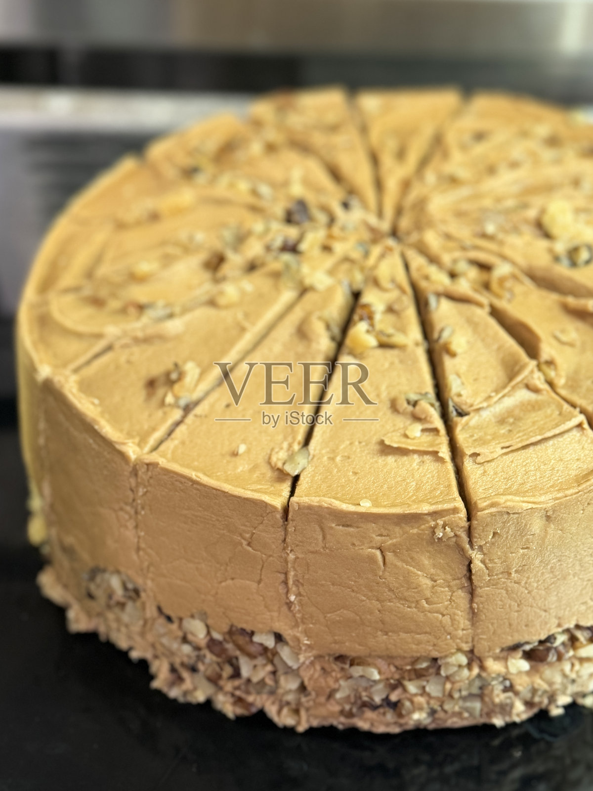 切片海绵咖啡蛋糕，上面涂有黄油糖霜和奶油/ 一款美味松软的甜点照片摄影图片