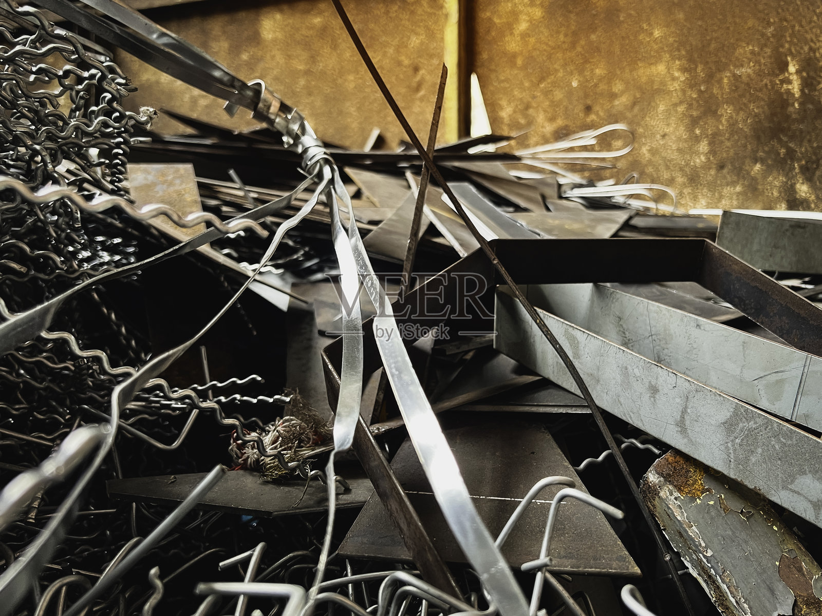 废品站里大量的废铁和废钢照片摄影图片