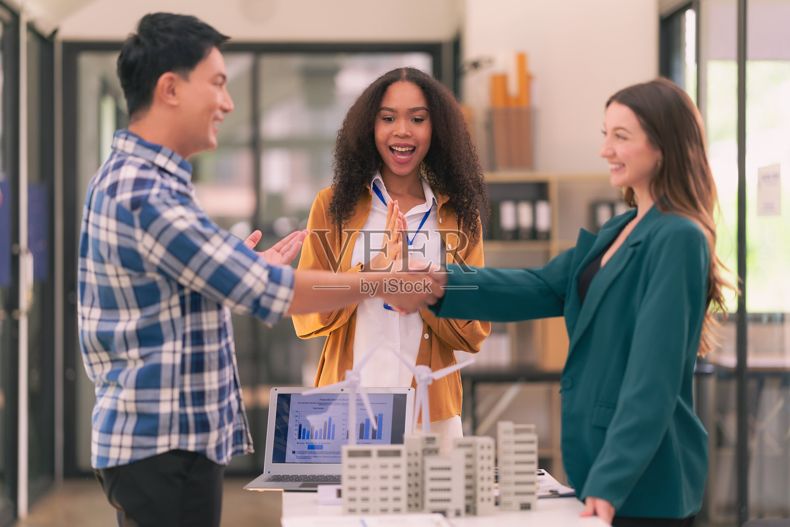 工程师讨论风力涡轮机模型和住房模型，住宅能源开发概念，阿拉伯商人与亚洲工程师携手合作风力涡轮机和环境项目照片摄影图片