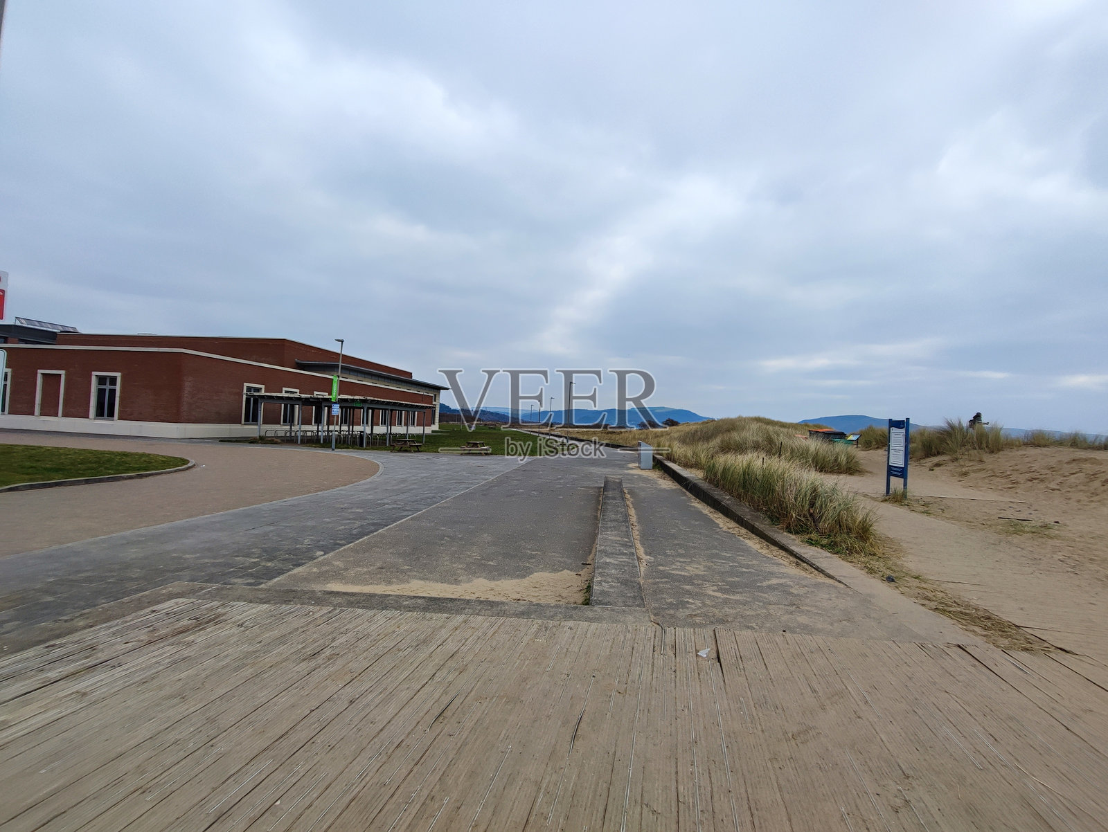 南威尔士斯旺西湾沿海的建筑。照片摄影图片