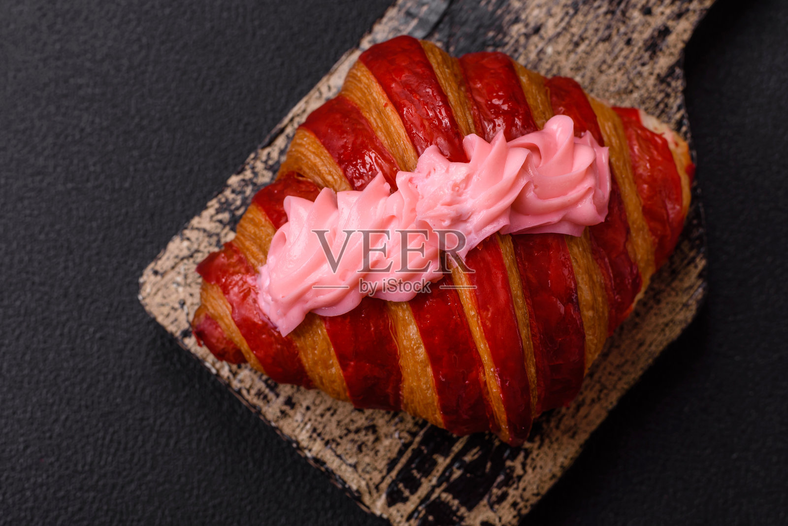 酥脆新鲜的红色可颂配奶油和草莓照片摄影图片
