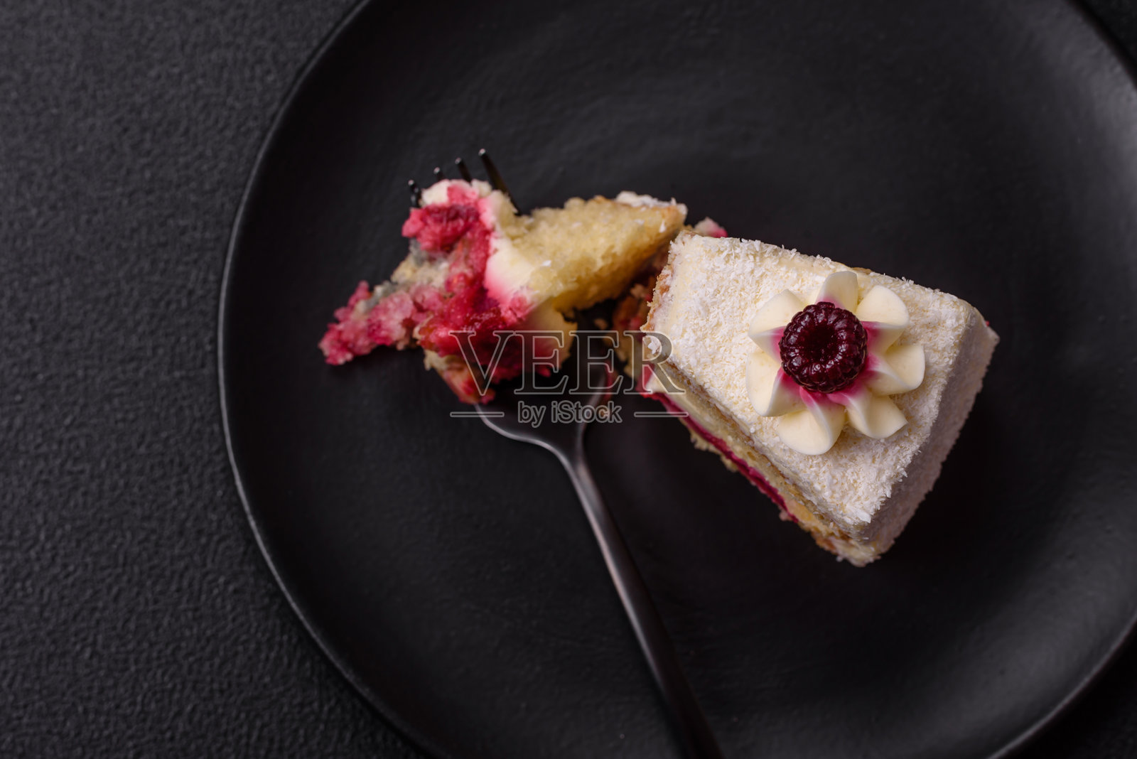 美味的蛋糕上铺有一层覆盆子果酱照片摄影图片