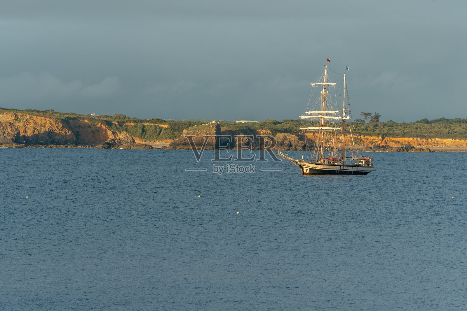 大西洋海湾中的传统大型帆船照片摄影图片