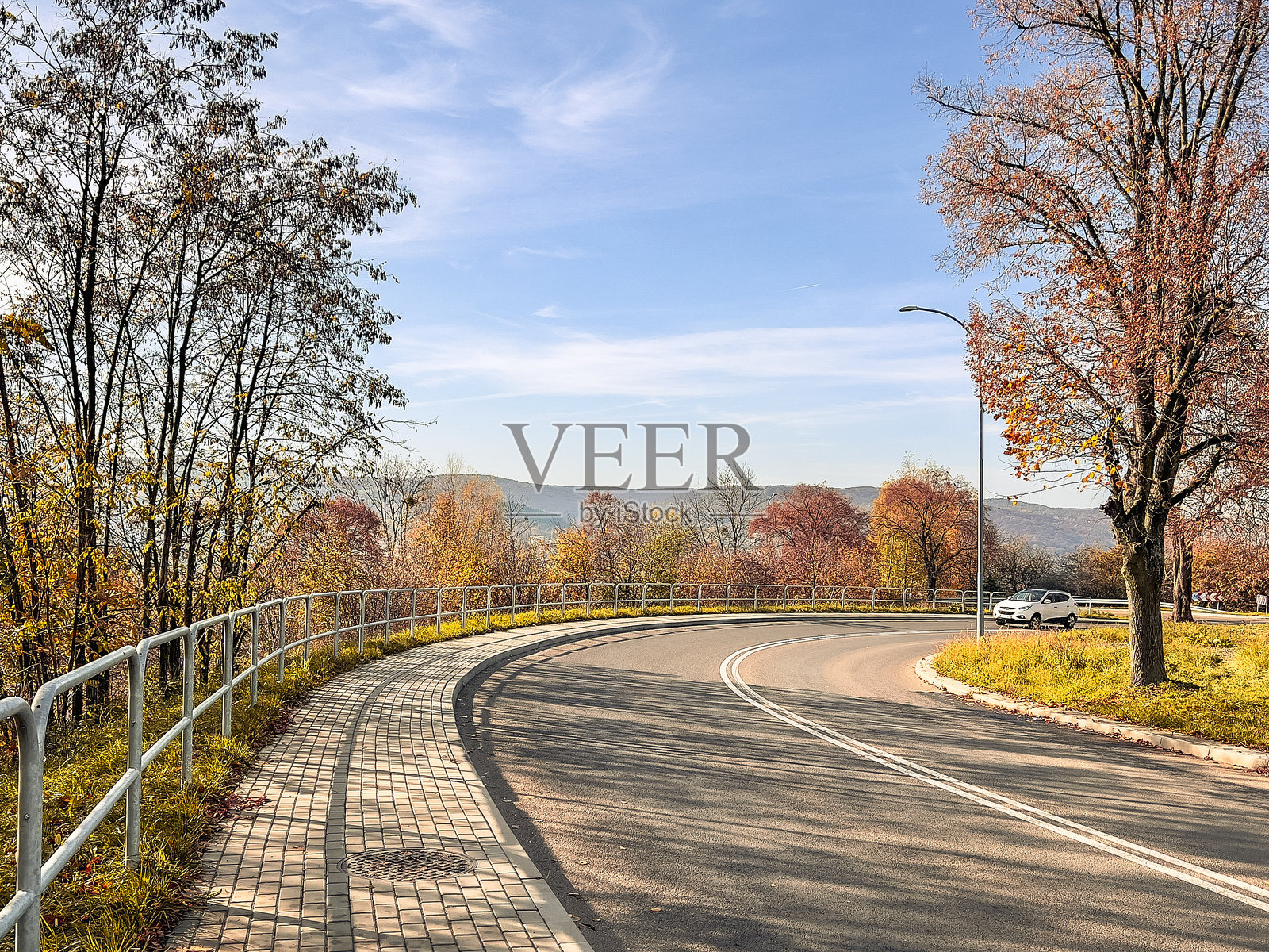 秋天公园里的沥青道路。五彩斑斓的秋季景色。照片摄影图片