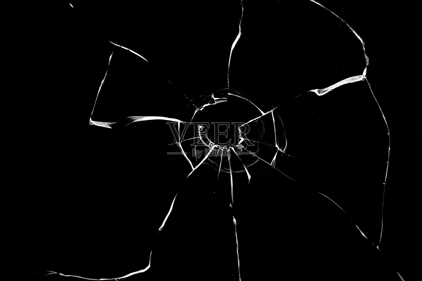 玻璃上的弹孔黑色背景透明窗照片摄影图片