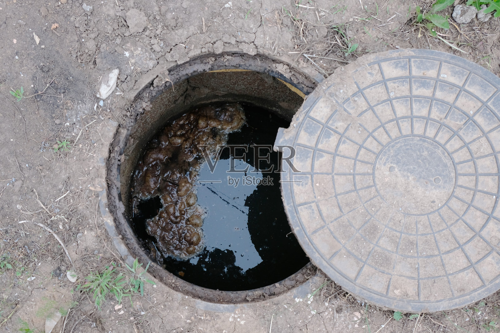 乡村别墅的溢流化粪池顶部视图照片摄影图片