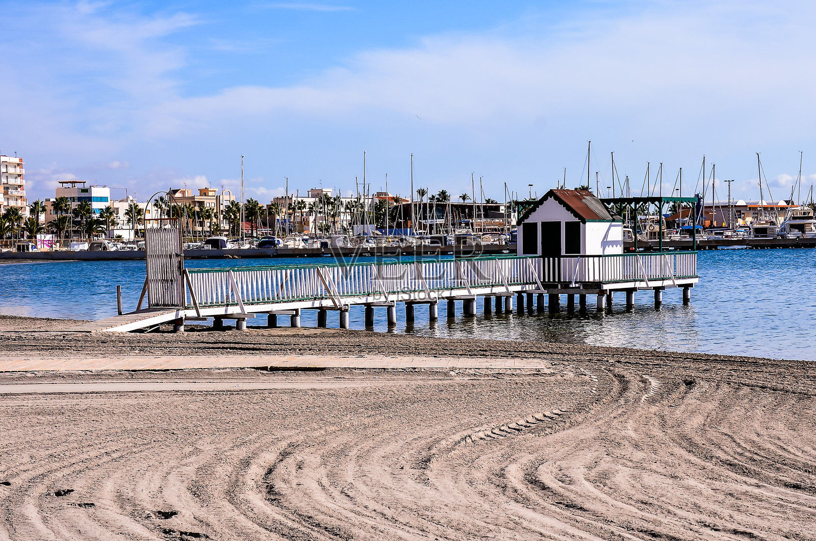 一个头和小建筑的海滩照片摄影图片
