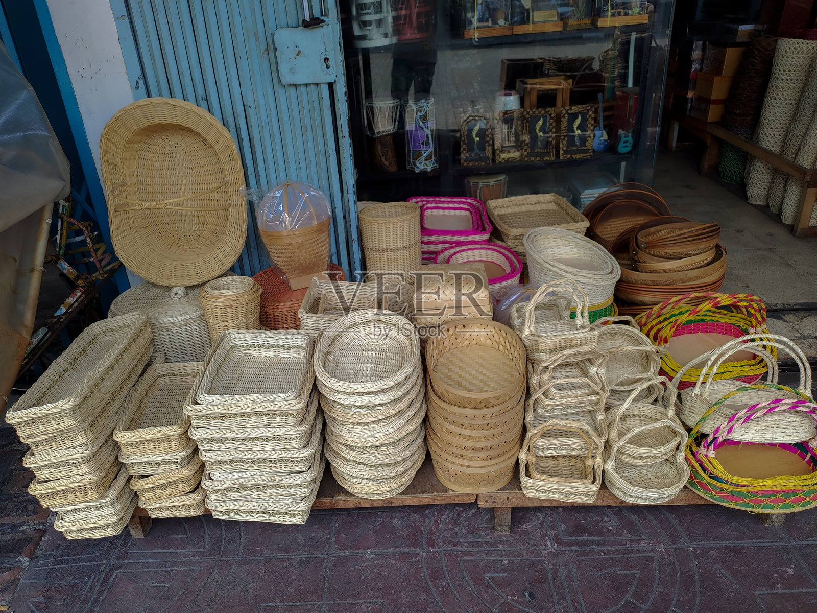 印尼市场的日常需求竹篮工艺品照片摄影图片