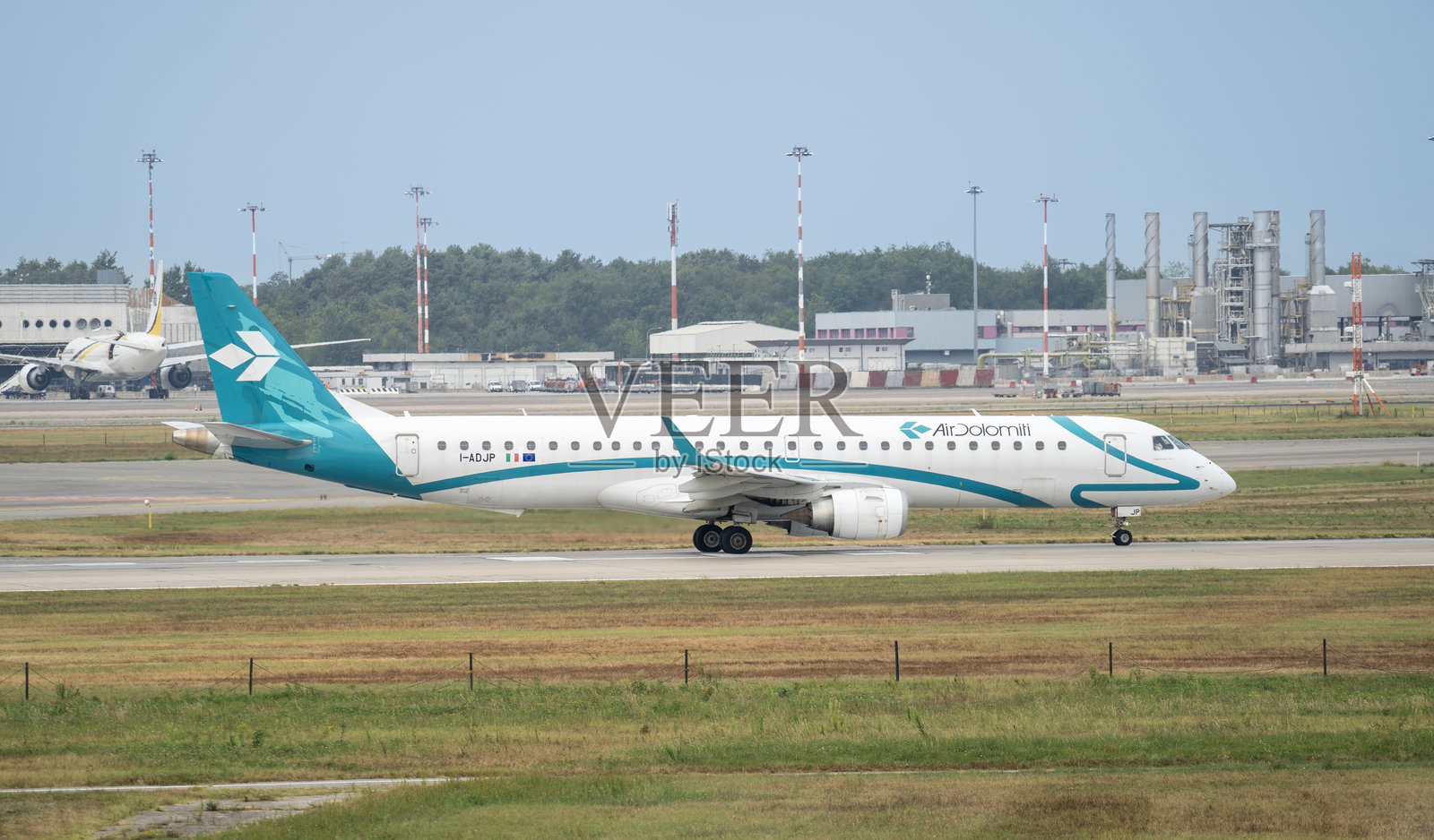 意大利多洛米蒂航空Embraer 195正在米兰马尔彭萨国际机场滑行照片摄影图片