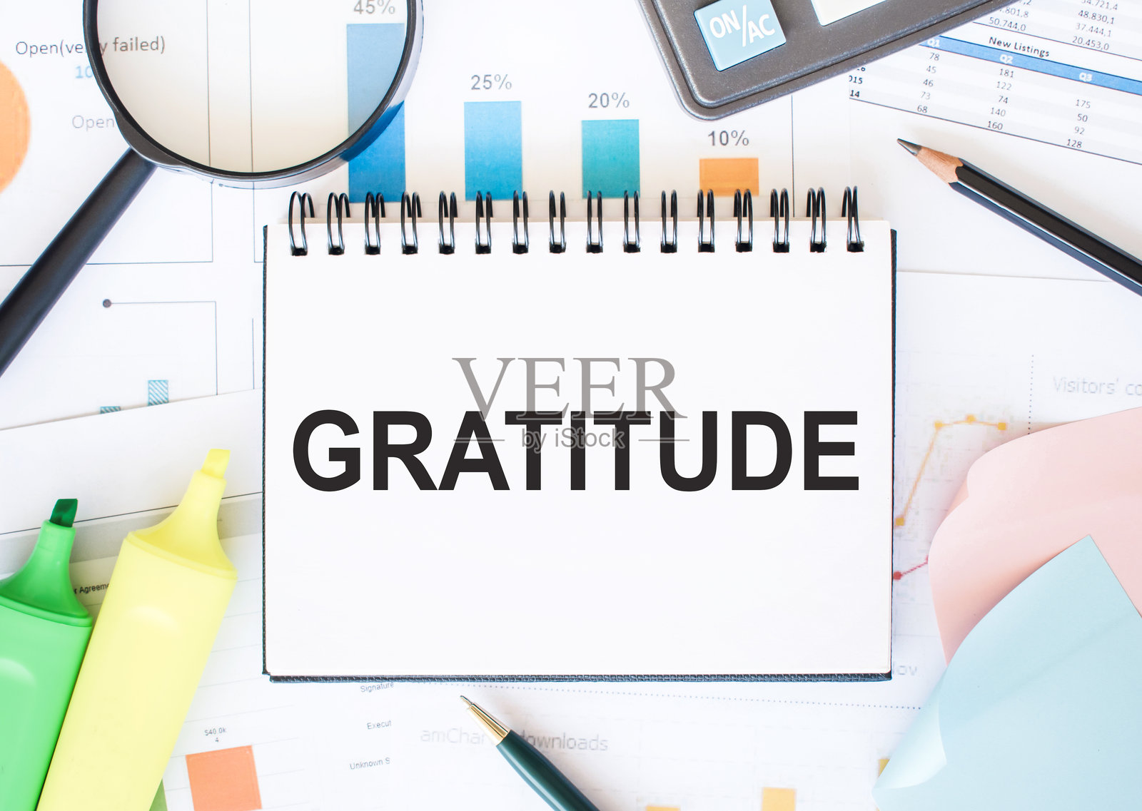 纸上的“GRATITUDE”文字、图表和计算器照片摄影图片