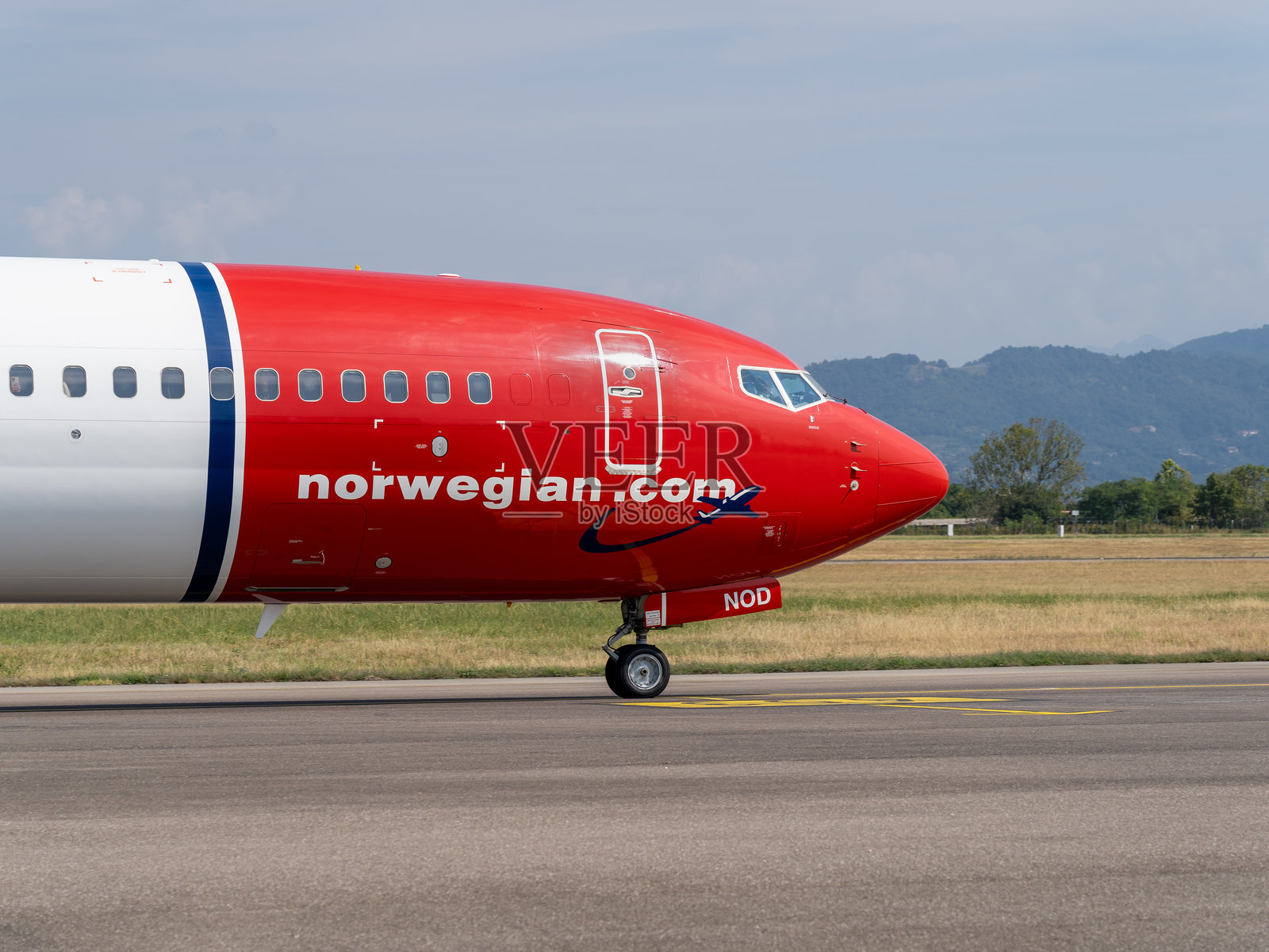 挪威航空波音737-800型客机，意大利贝加莫米兰国际机场照片摄影图片