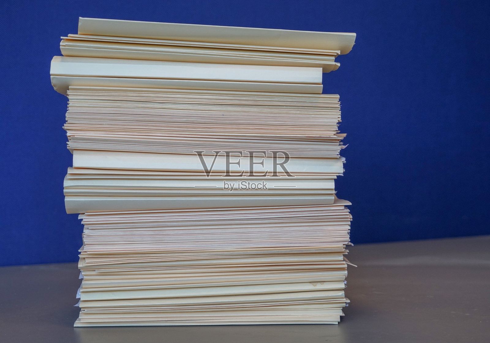 堆叠的文件和文档特写照片摄影图片