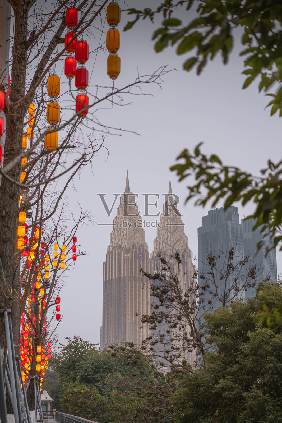重庆的夜景建筑风光与五彩斑斓的灯光照片摄影图片
