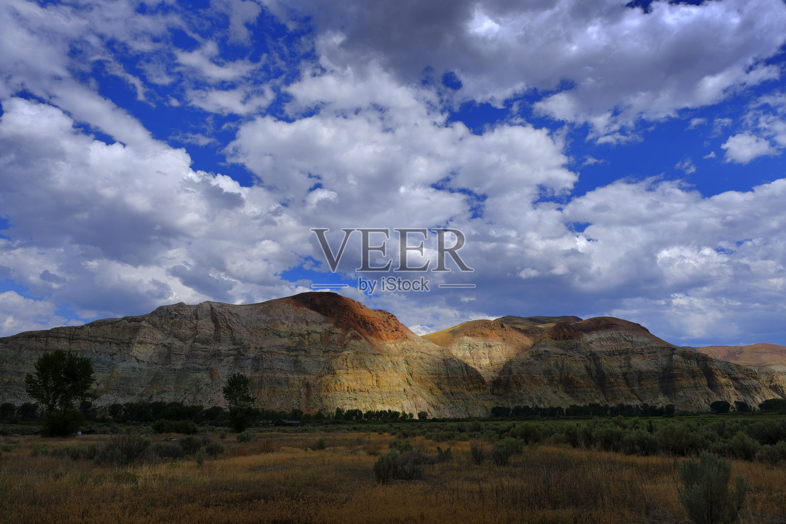 美国荒野中的沙漠悬崖风景，蓝天和蓬松的白云照片摄影图片