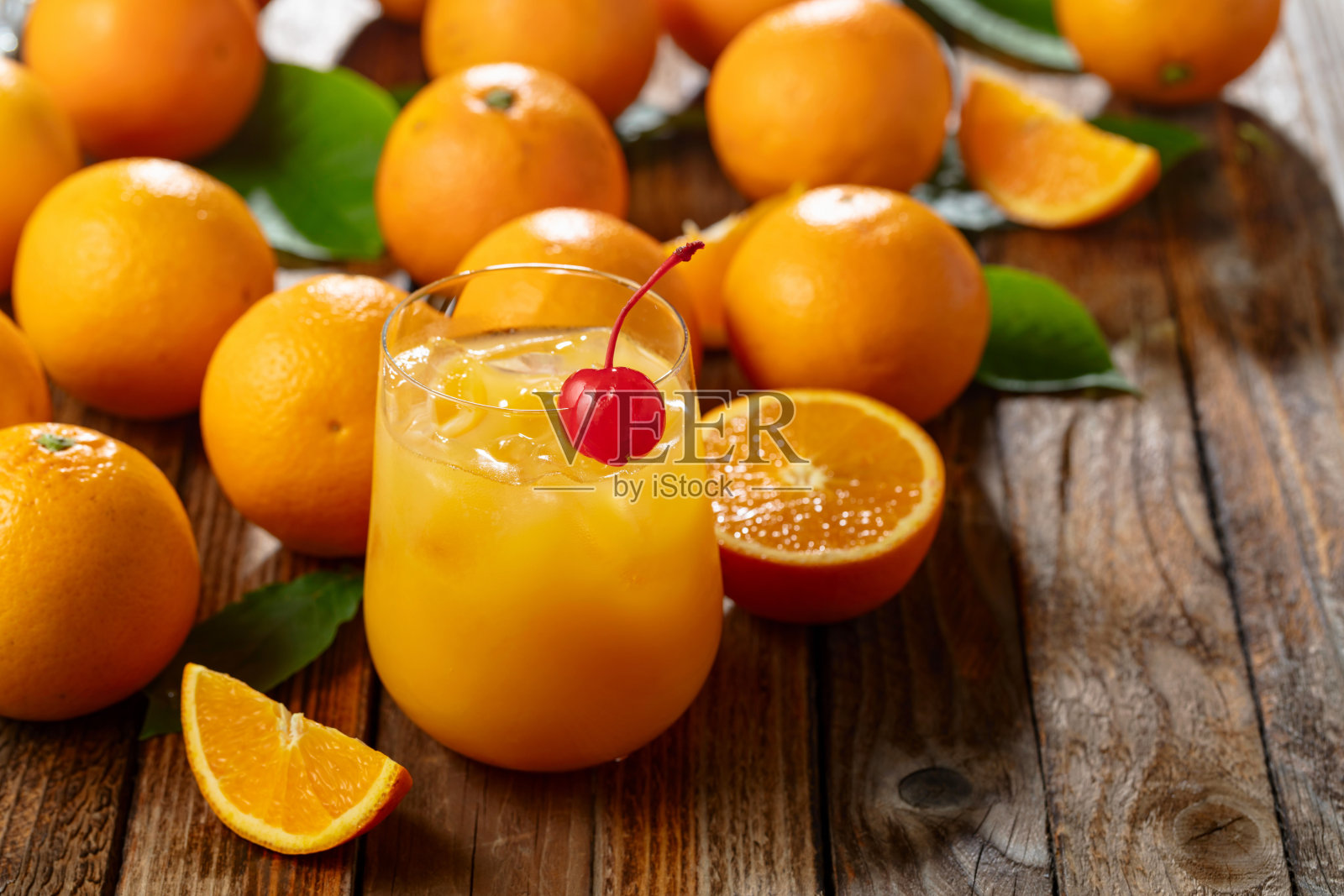 旧木桌上的橙汁和新鲜水果。照片摄影图片