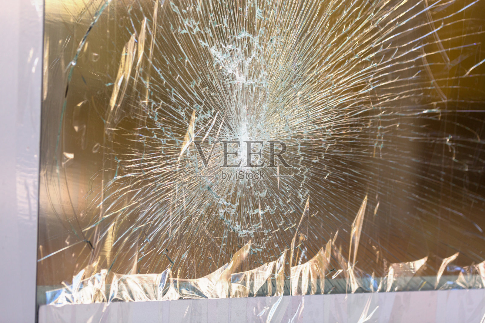 抢劫和暴力概念。商店或银行的碎玻璃门照片摄影图片