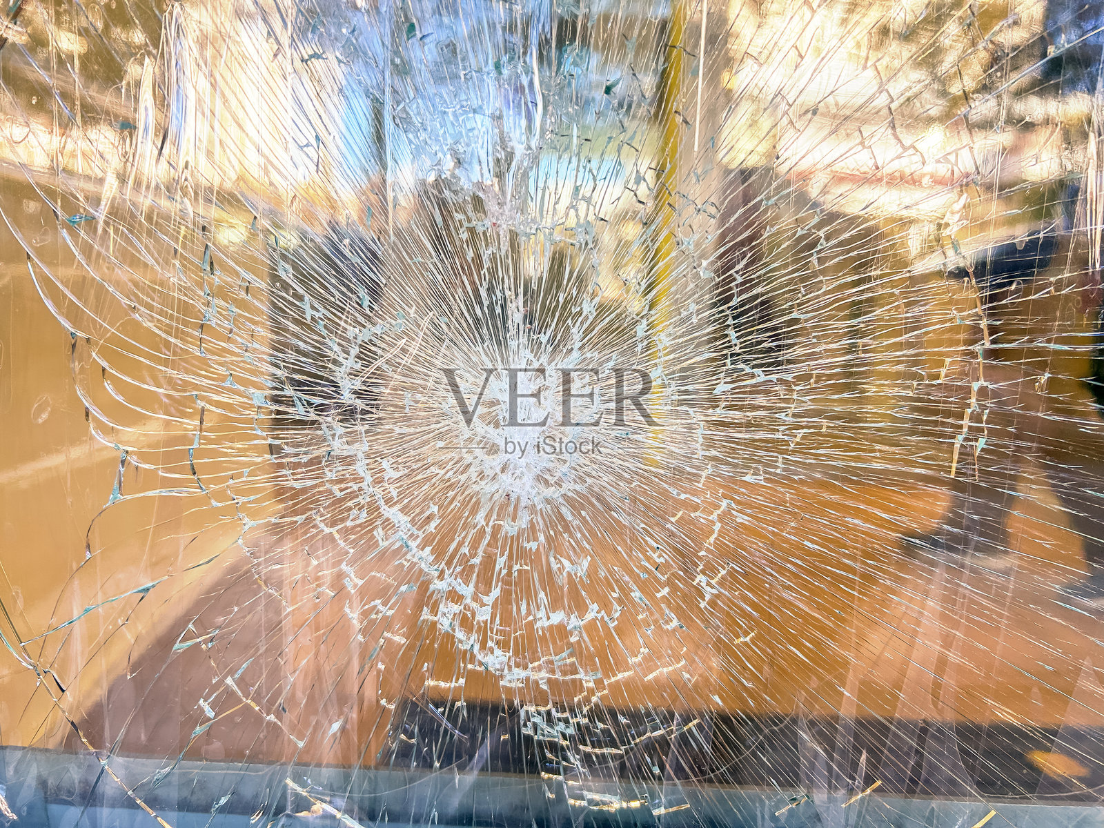 抢劫和暴力概念。商店或银行的碎玻璃门照片摄影图片