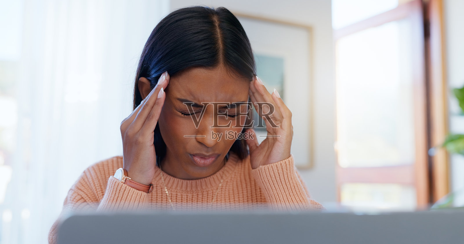 自由职业者、女商人和因研究、校对而感到头痛的笔记本电脑，因故事角度而感到压力。远程工作、记者和因打字、编辑和文章截止日期而感到疲惫的出版工作。照片摄影图片