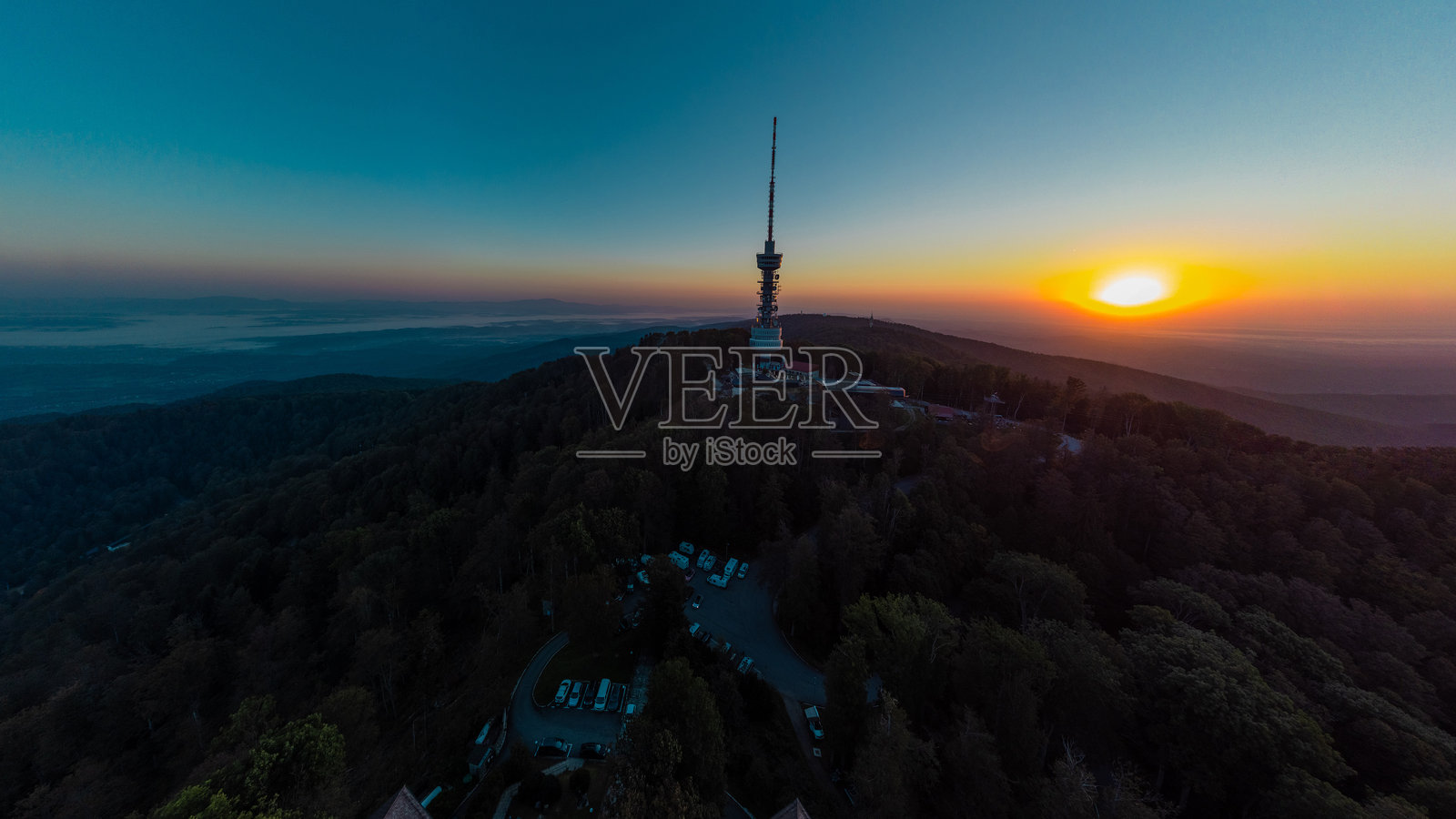 萨格勒布上方的斯利耶梅清晨日出全景，能看到天线塔、巨大的山丘和山谷下的雾层。萨格勒布上方的壮丽全景。照片摄影图片