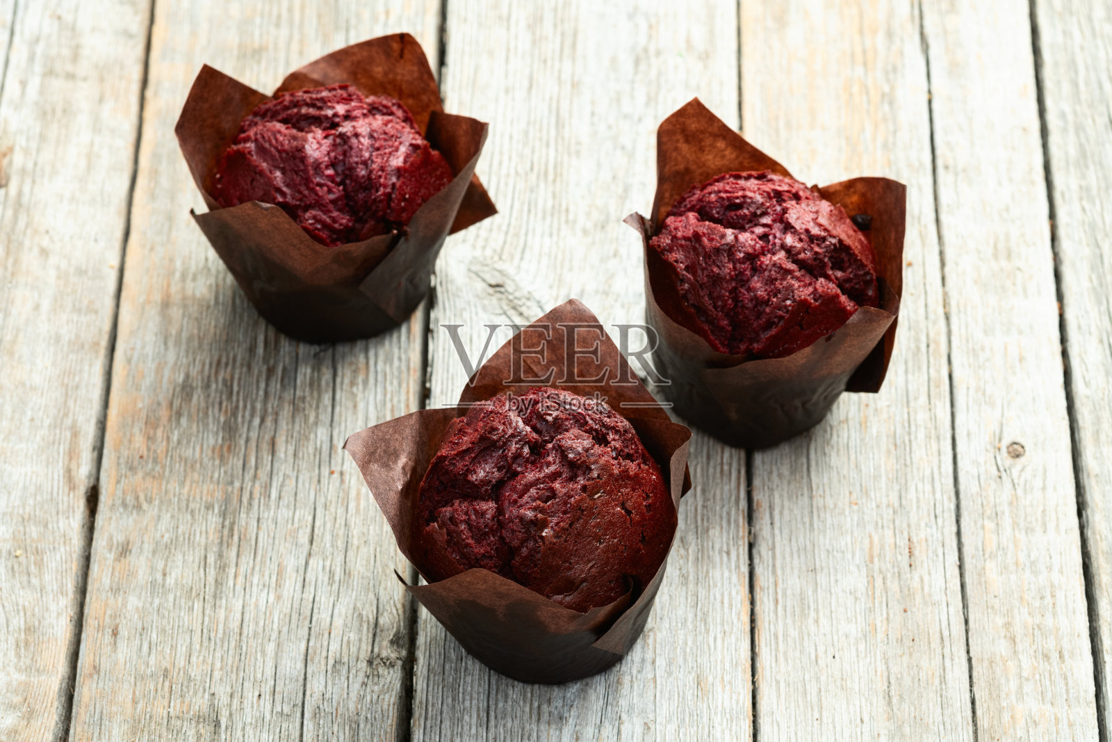 甜美的烤浆果松饼（杯子蛋糕）。俯视图照片摄影图片