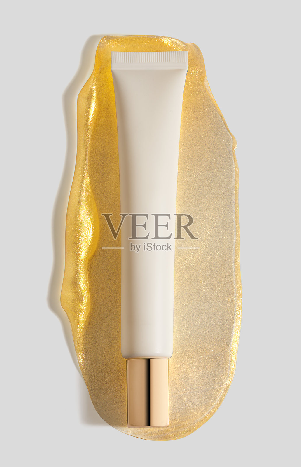 顶部视角的空白标签面部护肤白色管瓶，孤立在化妆品质地上照片摄影图片