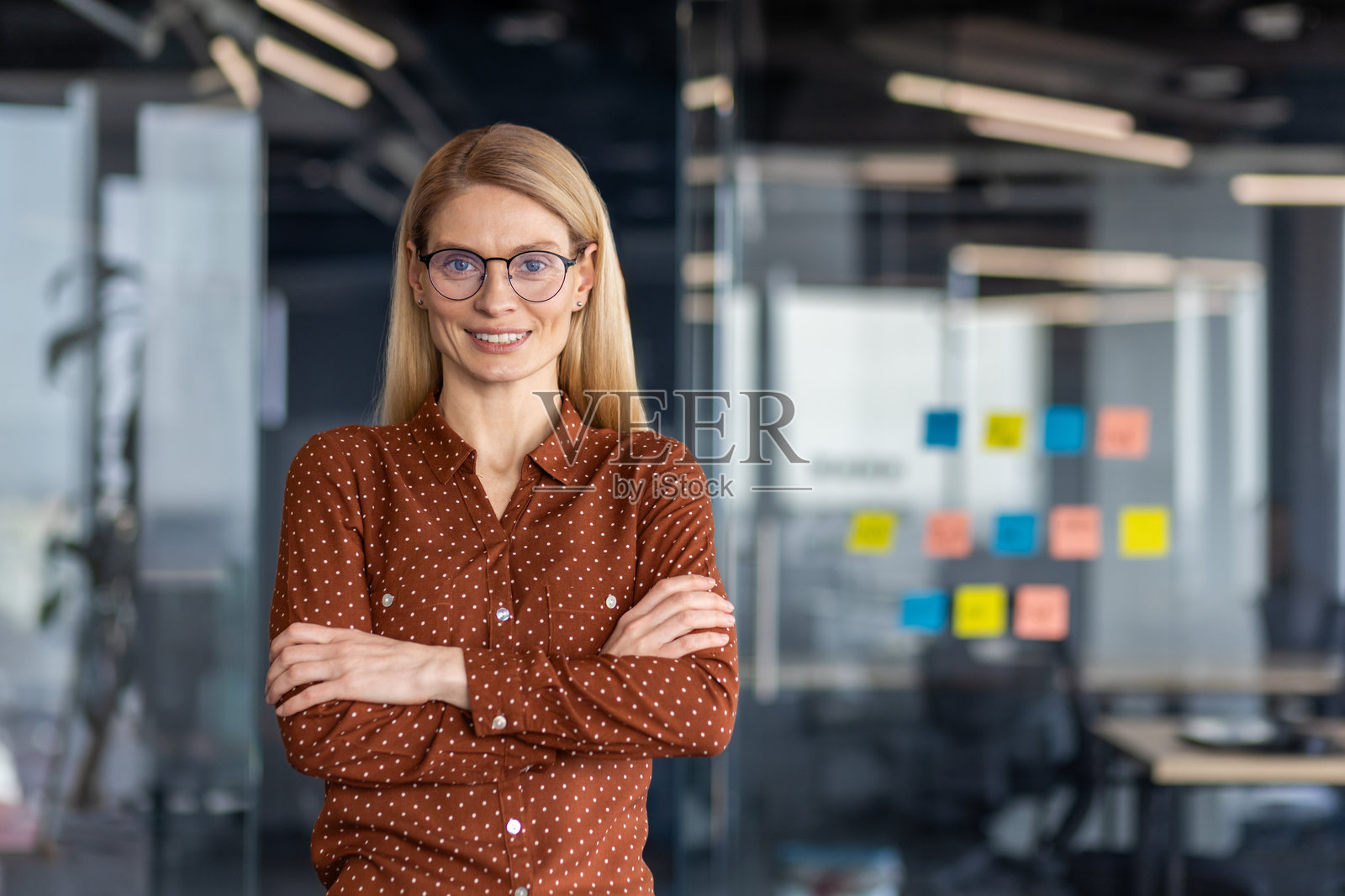 自信的女商人微笑地站在现代办公室里照片摄影图片