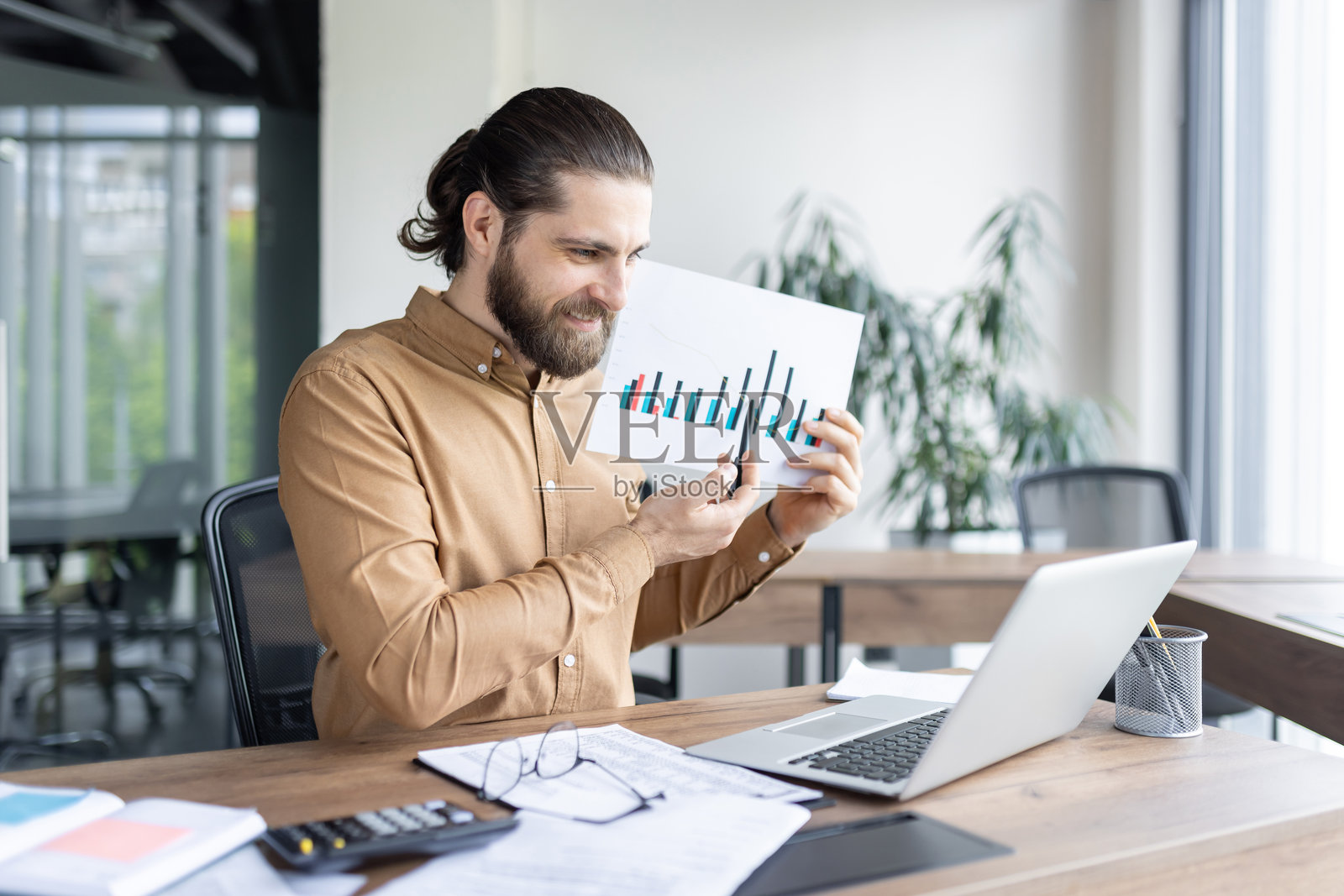 在现代办公室展示财务数据的自信商人照片摄影图片