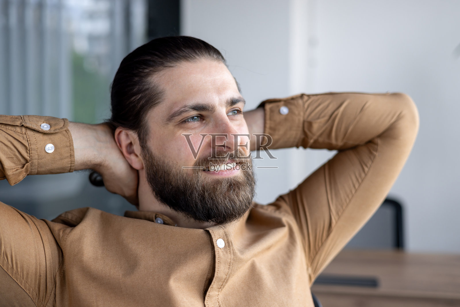 在现代办公室里放松的自信商人照片摄影图片