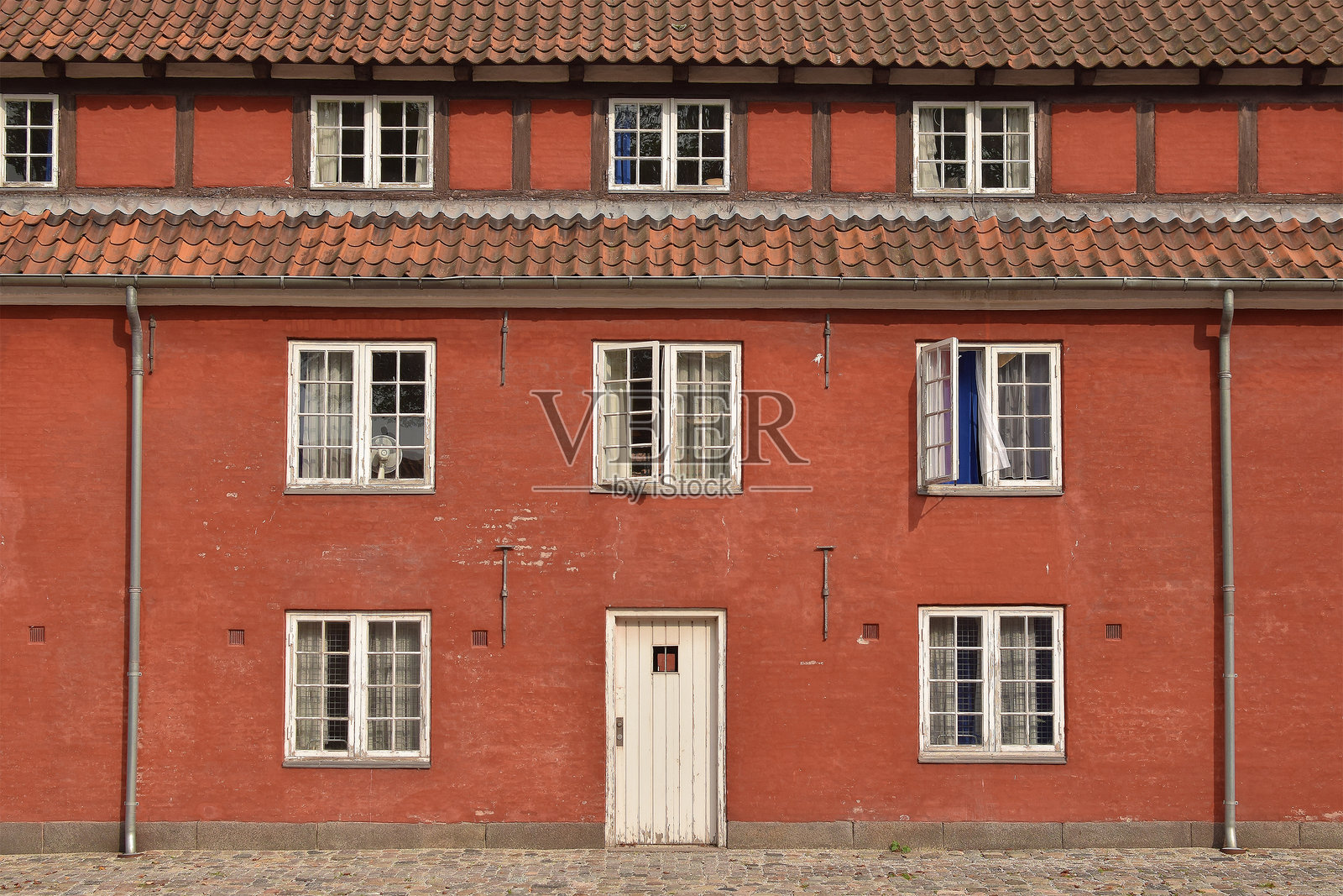 哥本哈根卡斯特莱特地区美丽的红色建筑。照片摄影图片